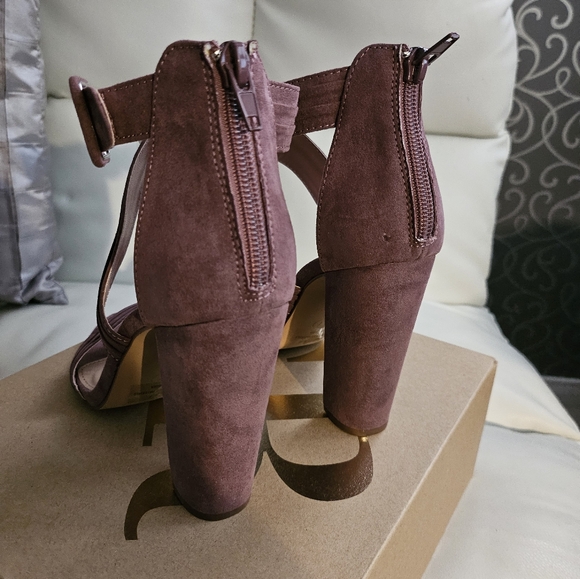 Charlotte Russe Brand New  Dark Rose Plum Block Heel Sandals Size 7 - Picture 4 of 5